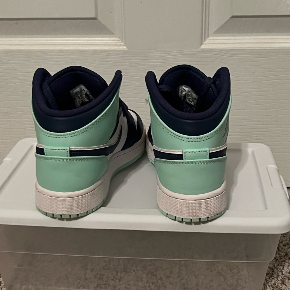 Jordan 1 mid. Big kids size 3.5.